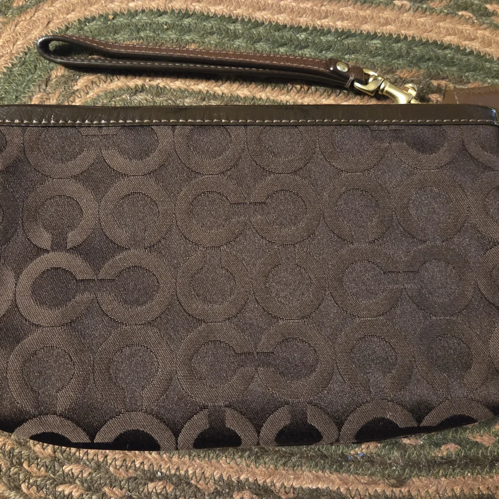 Coach Madison Medium Clutch Pouch Chocolate Brown W/Wristlet  Elegant !  Nwot - Picture 5 of 10